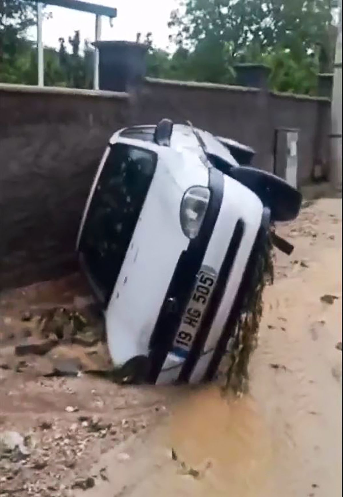 Niğde'de sel sularına kapılan araçlar