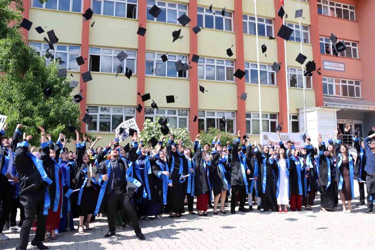 Oltu'da üniversitelilerin mezuniyet coşkusu