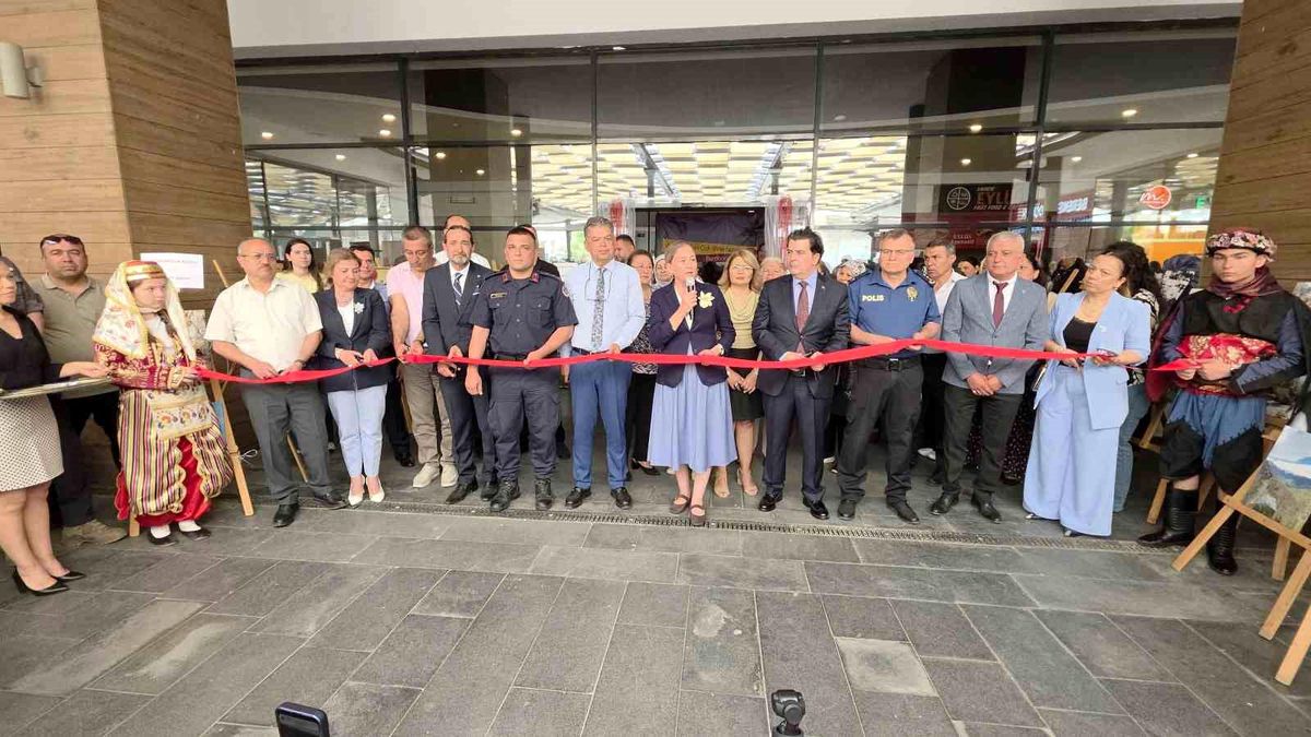 Nazilli Halk Eğitimi Merkezi yıl sonu sergisinde kursiyerlerin el sanatları ürünleri sergileniyor.