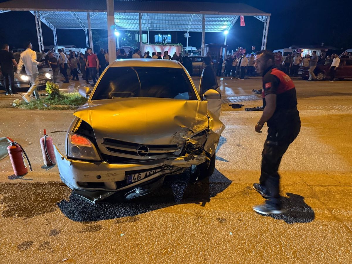 Düziçi'nde meydana gelen trafik kazasında araçlar çarpıştı, itfaiye ekipleri kurtarma çalışması yapıyor.