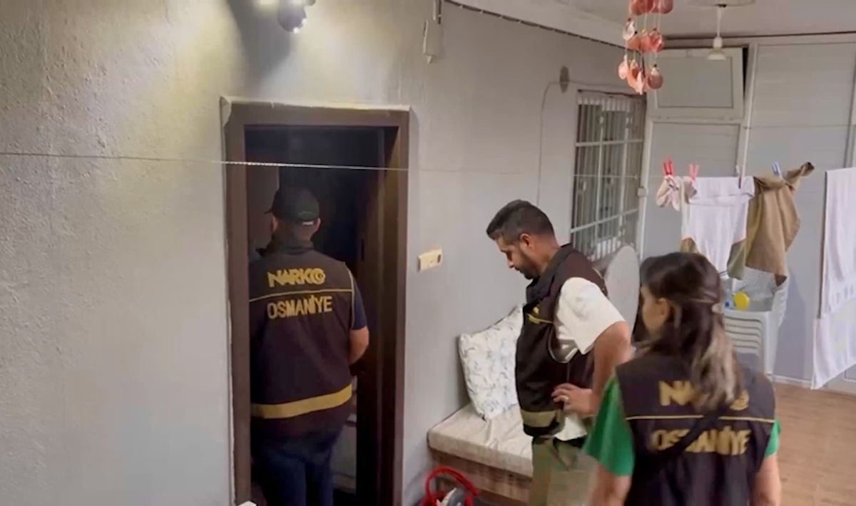 Osmaniye'de uyuşturucu operasyonu kapsamında polisler ve narkotik köpek Jardi.