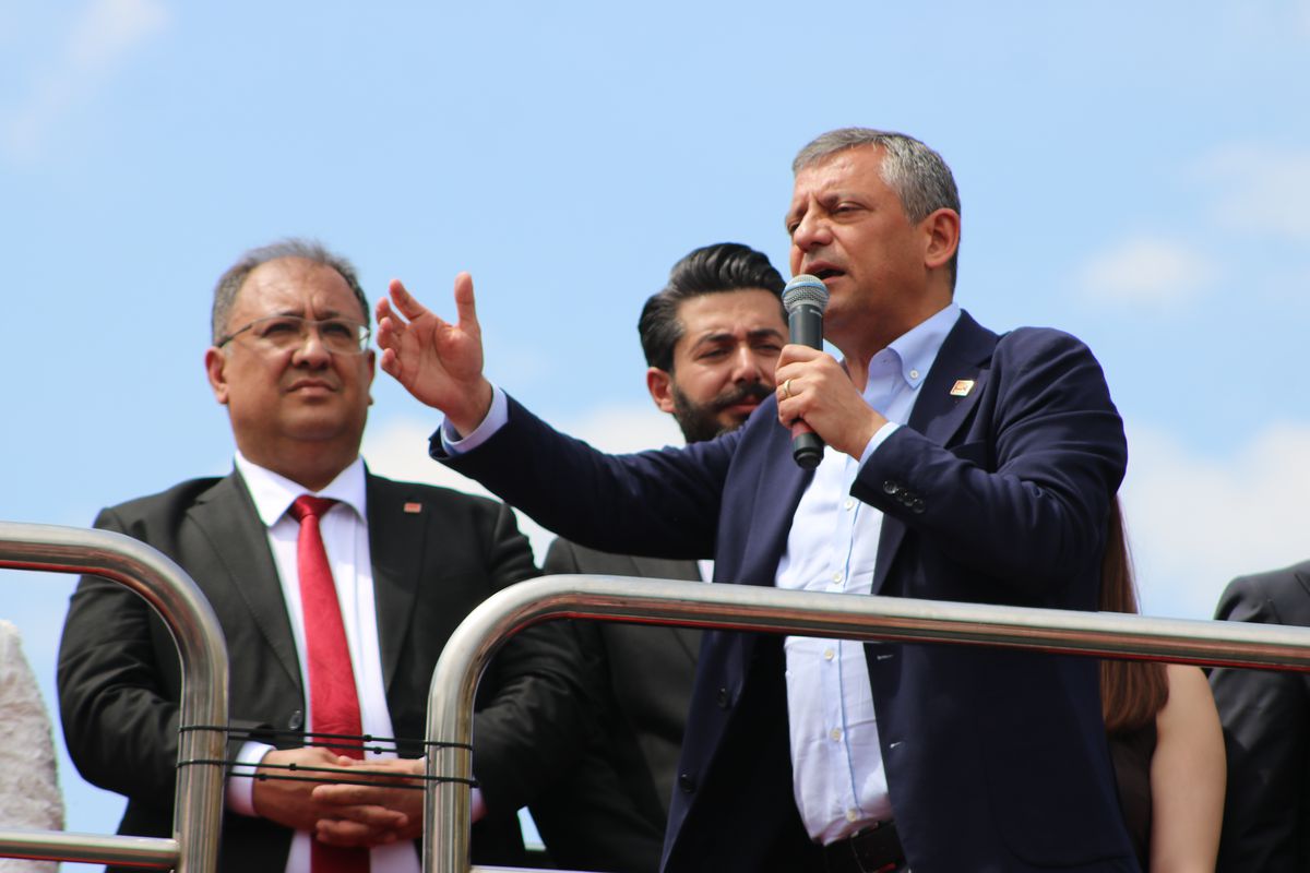 CHP Grup Başkanı Özgür Özel, Nevşehir'in Ürgüp ilçesinde halka sesleniyor.