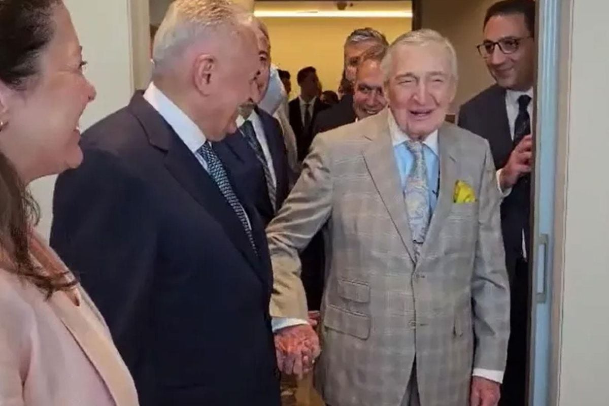 İş insanı Rahmi Koç'un bir etkinlikte konuşma yaparken çekilmiş fotoğrafı.