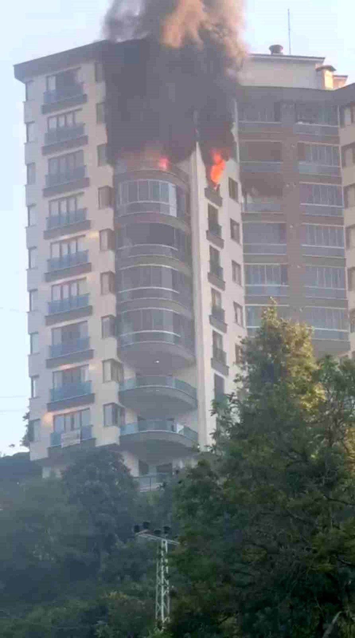 Rize'de yangın çıkan ev kullanılamaz hale geldi