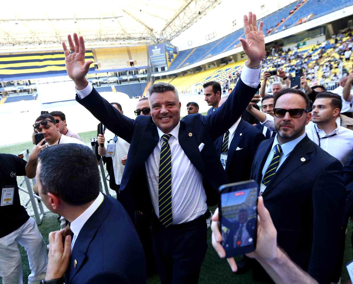 Sadettin Saran'ın Fenerbahçe taraftarları tarafından alkışlandığı an