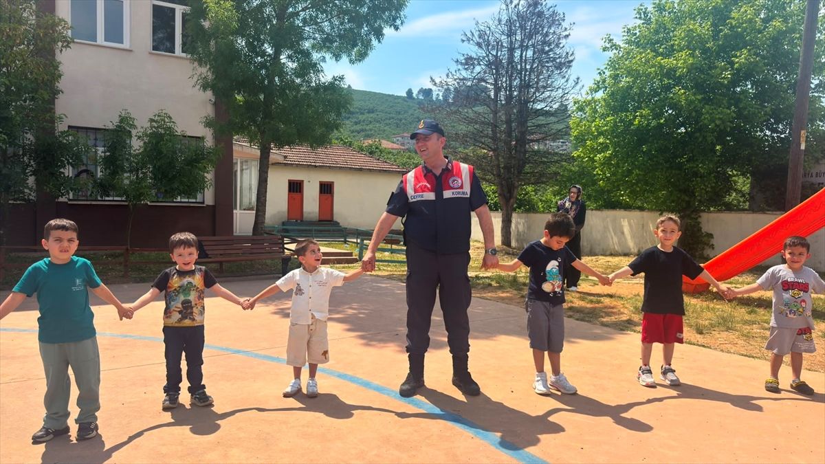 Karasu'da Jandarma ekipleri, Dünya Çevre Günü kapsamında ilkokul öğrencilerine eğitim verirken çekilmiş fotoğraf.