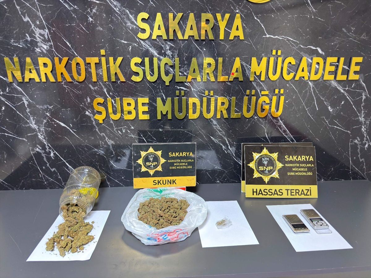 Sakarya'da uyuşturucu operasyonu sonrası polis ekiplerinin çalışması.