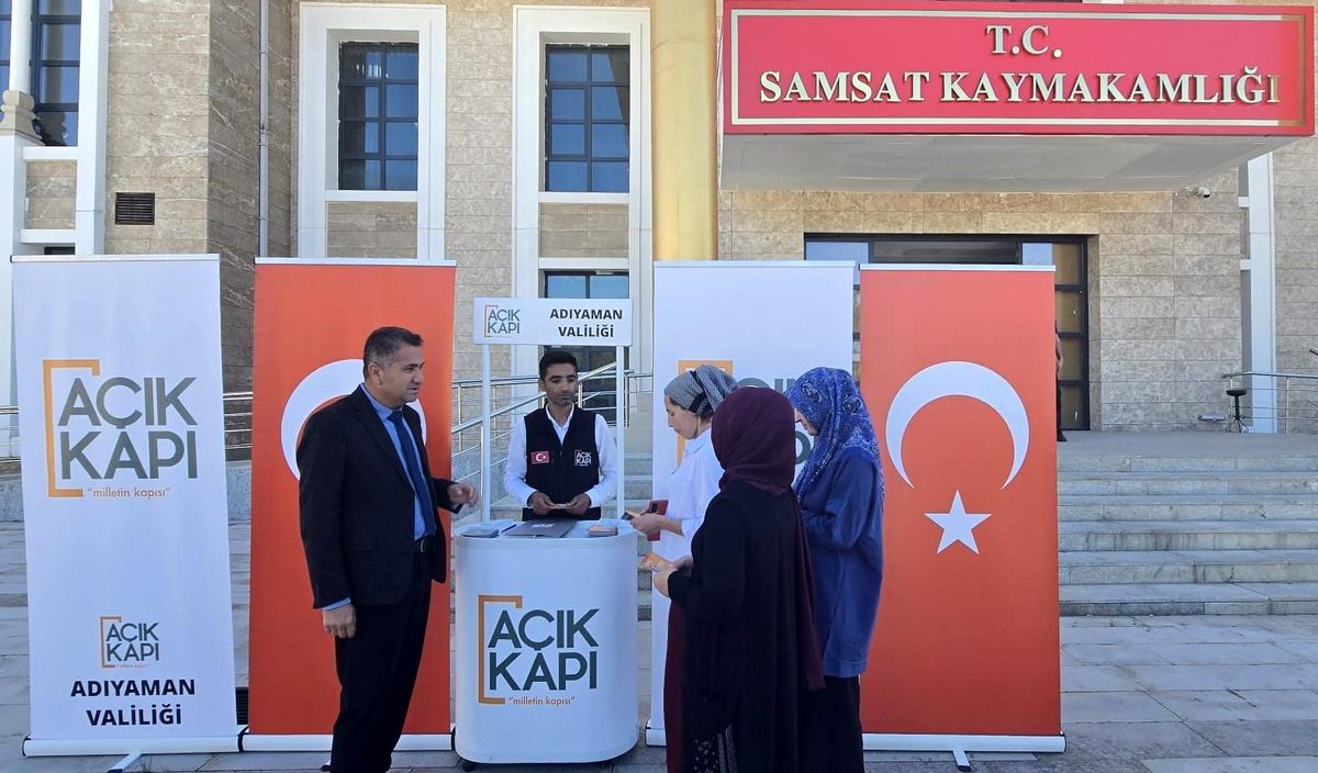 Adıyaman'da Açık Kapı Şube Müdürlüğü'nden vatandaşa yönelik bilgilendirme standı