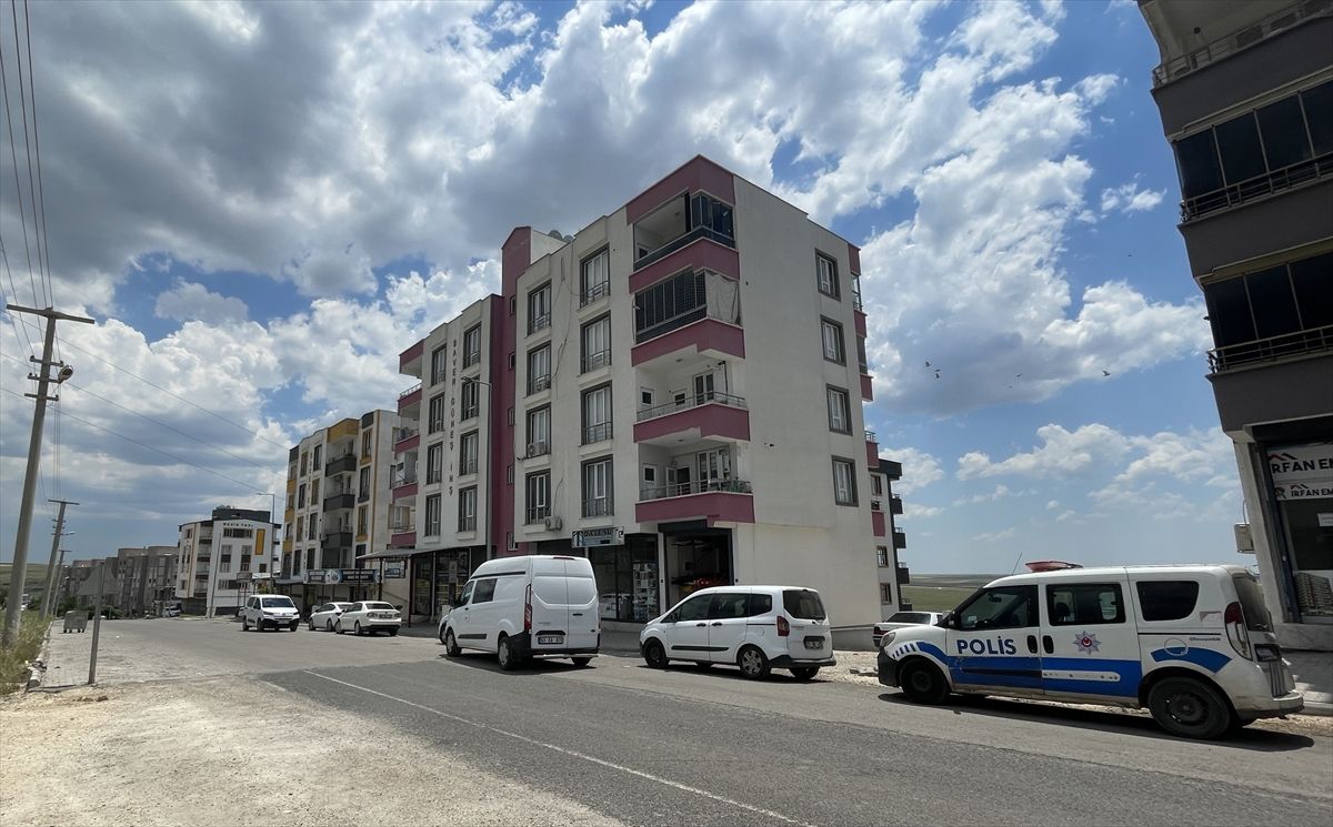 Şanlıurfa'da bir kişi eşi ve kızını silahla ağır yaraladı