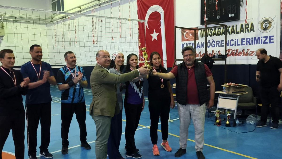 Hocalar'da Şehit Öğretmen Anısına Düzenlenen Voleybol Turnuvasının Şampiyonu Çepni Otağı