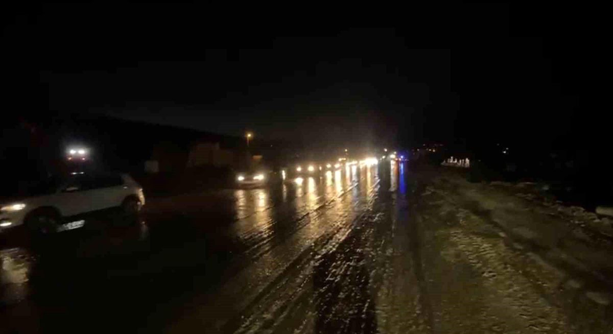 Elazığ-Tunceli kara yolunda sel sonrası temizlik çalışması yapılıyor.