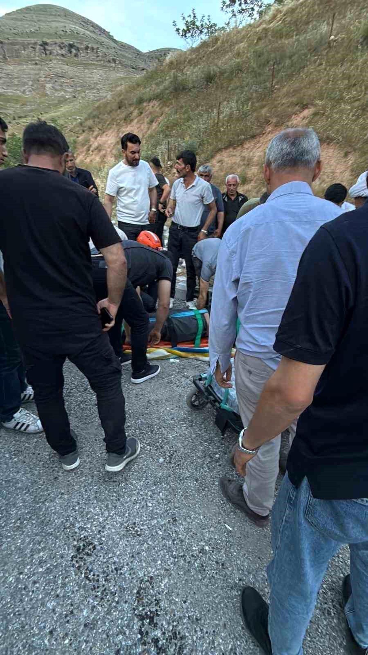 Siirt-Eruh karayolunda devrilen tır ve olay yerine müdahale eden acil yardım ekipleri.
