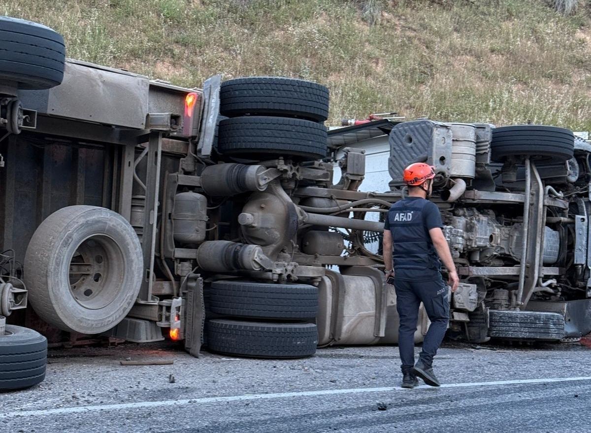 Siirt'te devrilen briket yüklü tırın sürücüsü yaralandı