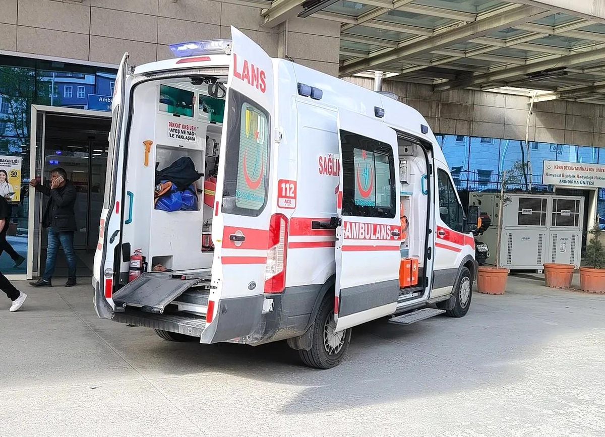 Siirt'te devrilen traktörün altında kalan sürücü hayatını kaybetti