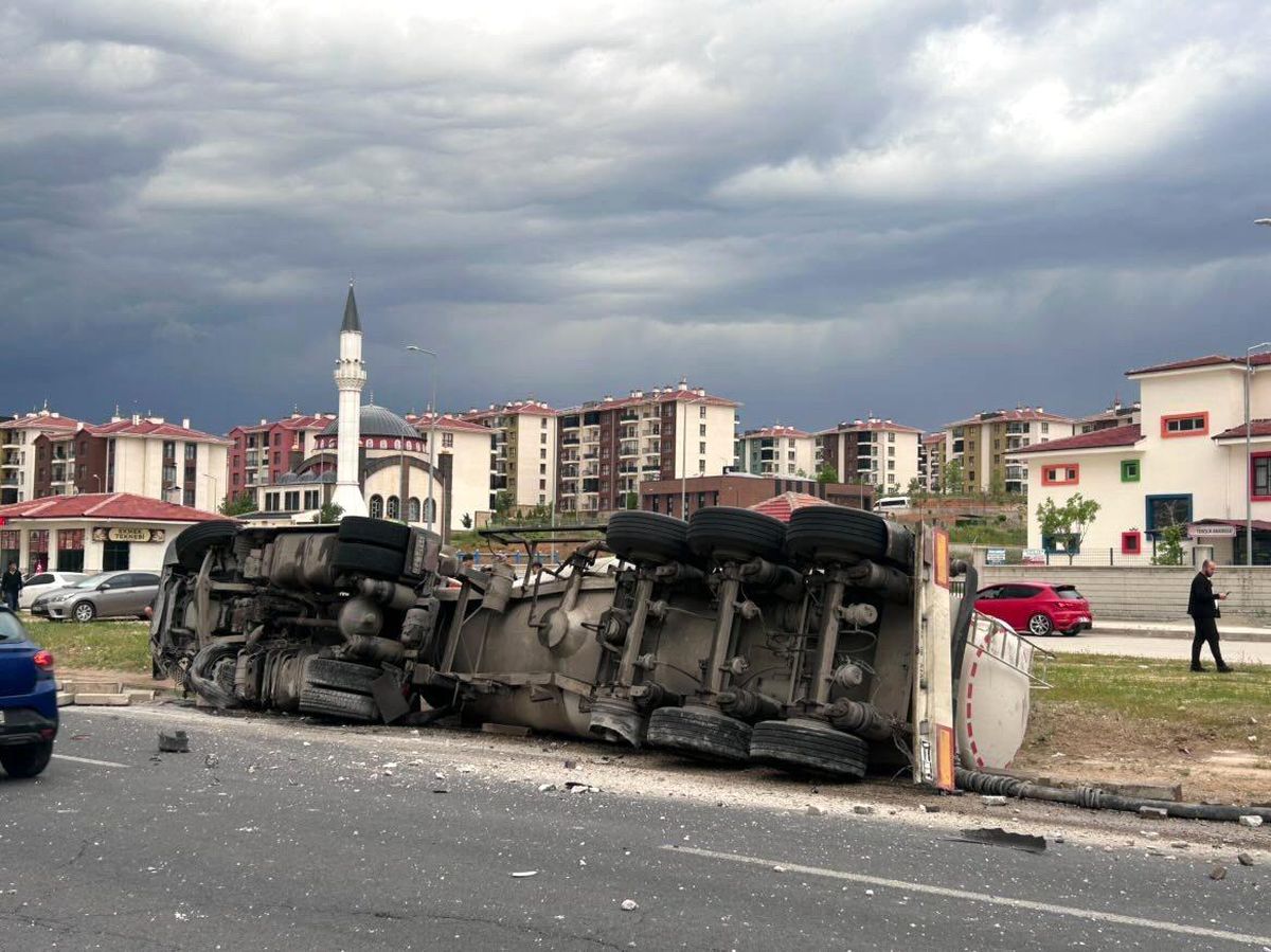 Elazığ'da trafik kazası sonrası hurdaya dönen otomobil ve tırın görüntüsü.