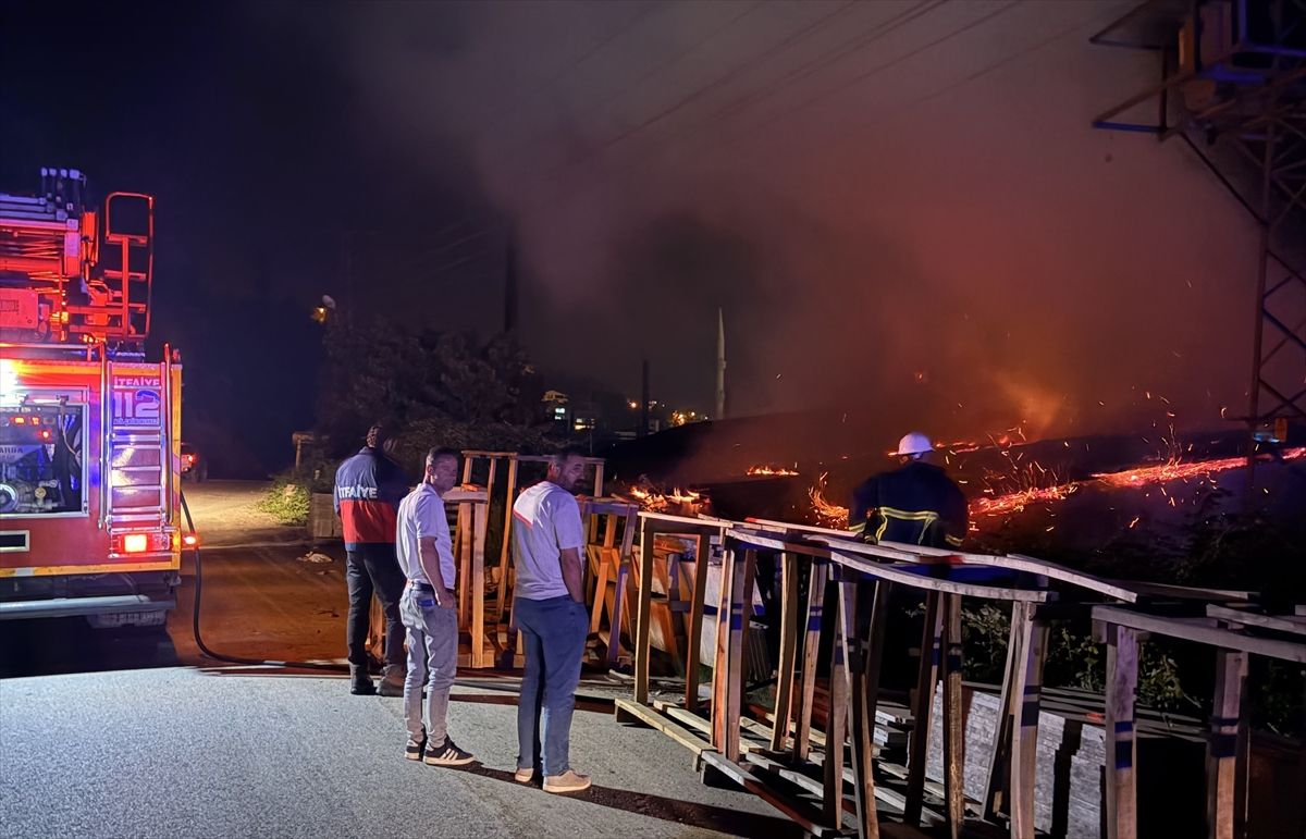Sinop'ta fabrikanın depo bölümünde çıkan yangın hasara neden oldu