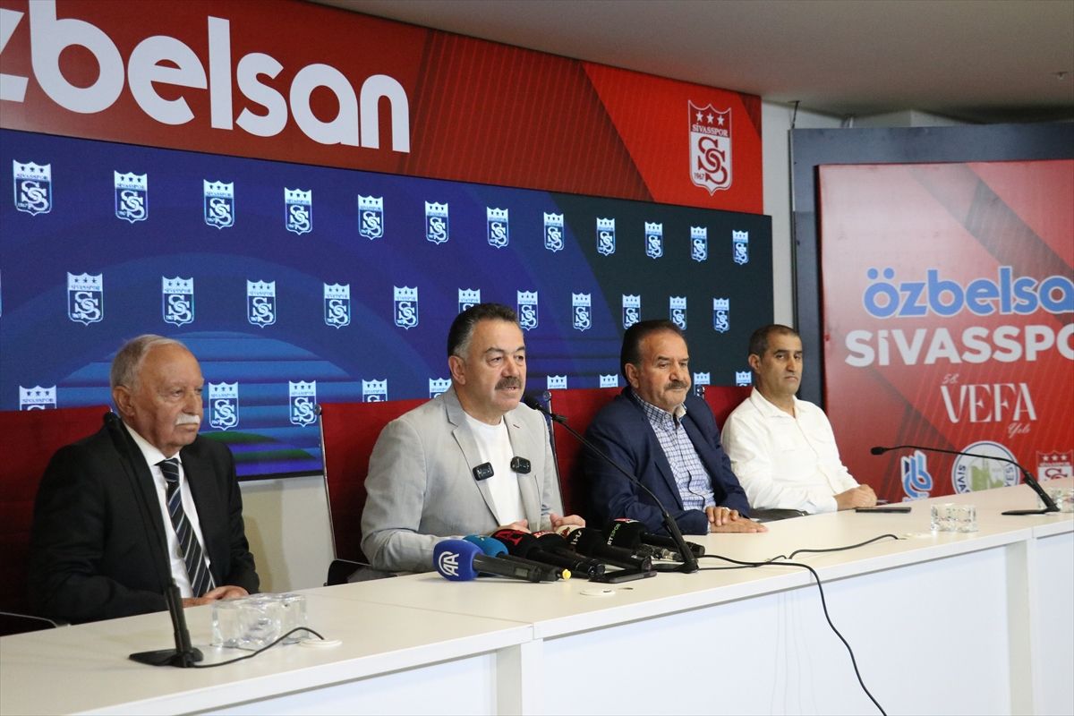 Sivasspor Kulübü binası önünde Divan Kurulu Başkanı Ali Yavuz konuşma yapıyor.