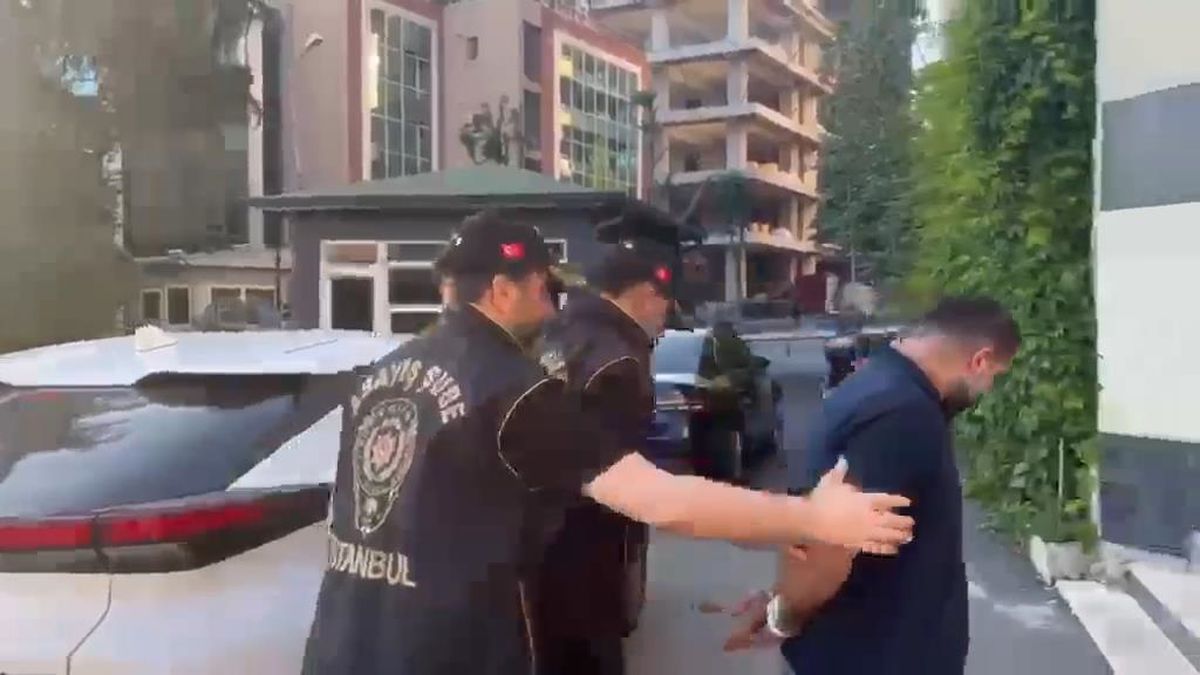 Sultangazi'de trafik kazası sonrası çıkan kavgada hayatını kaybeden gencin cansız bedeni.