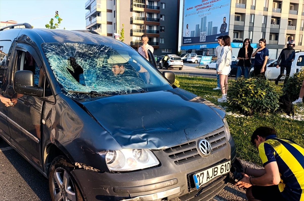 Çerkezköy'de meydana gelen trafik kazasında kullanılmış elektrikli bisiklet ve hafif ticari araç.