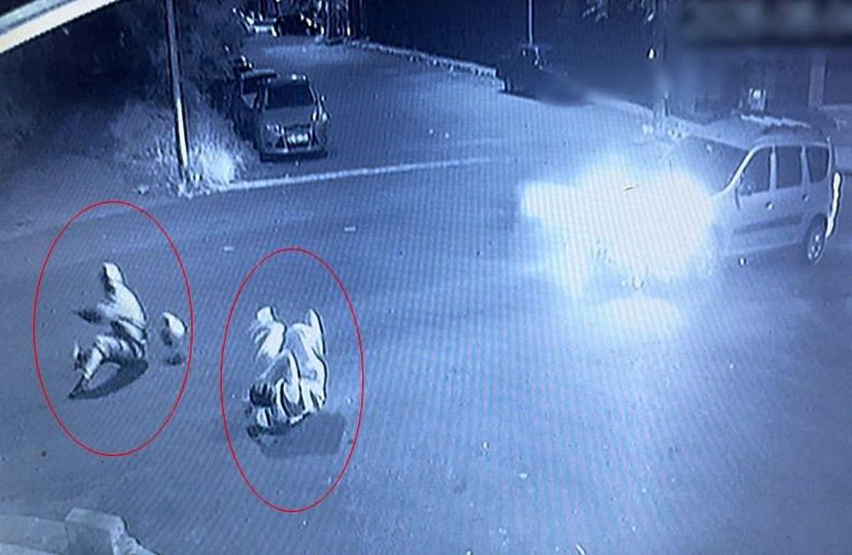 Çorlu'da sollama kazası sonrası motosikletten savrulan iki gencin yaralanması.