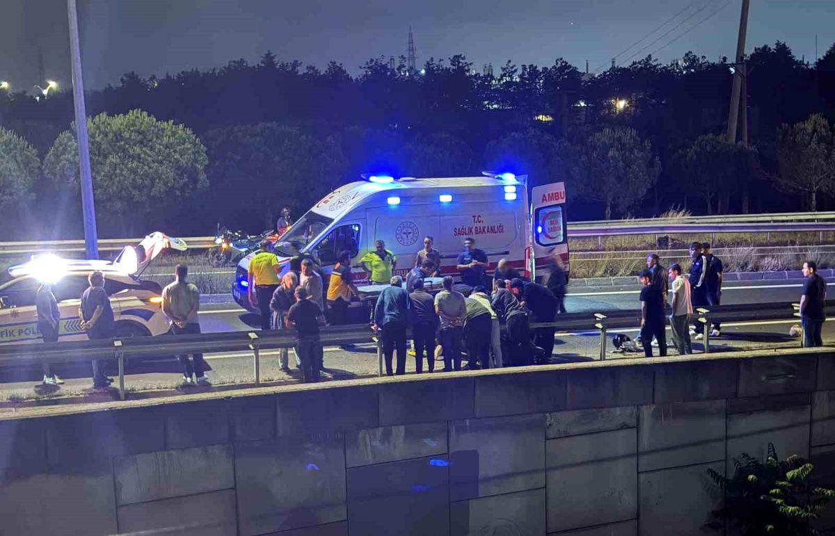Kapaklı'da otomobil ve motosikletin çarpıştığı kaza yerinden genel görünüm.