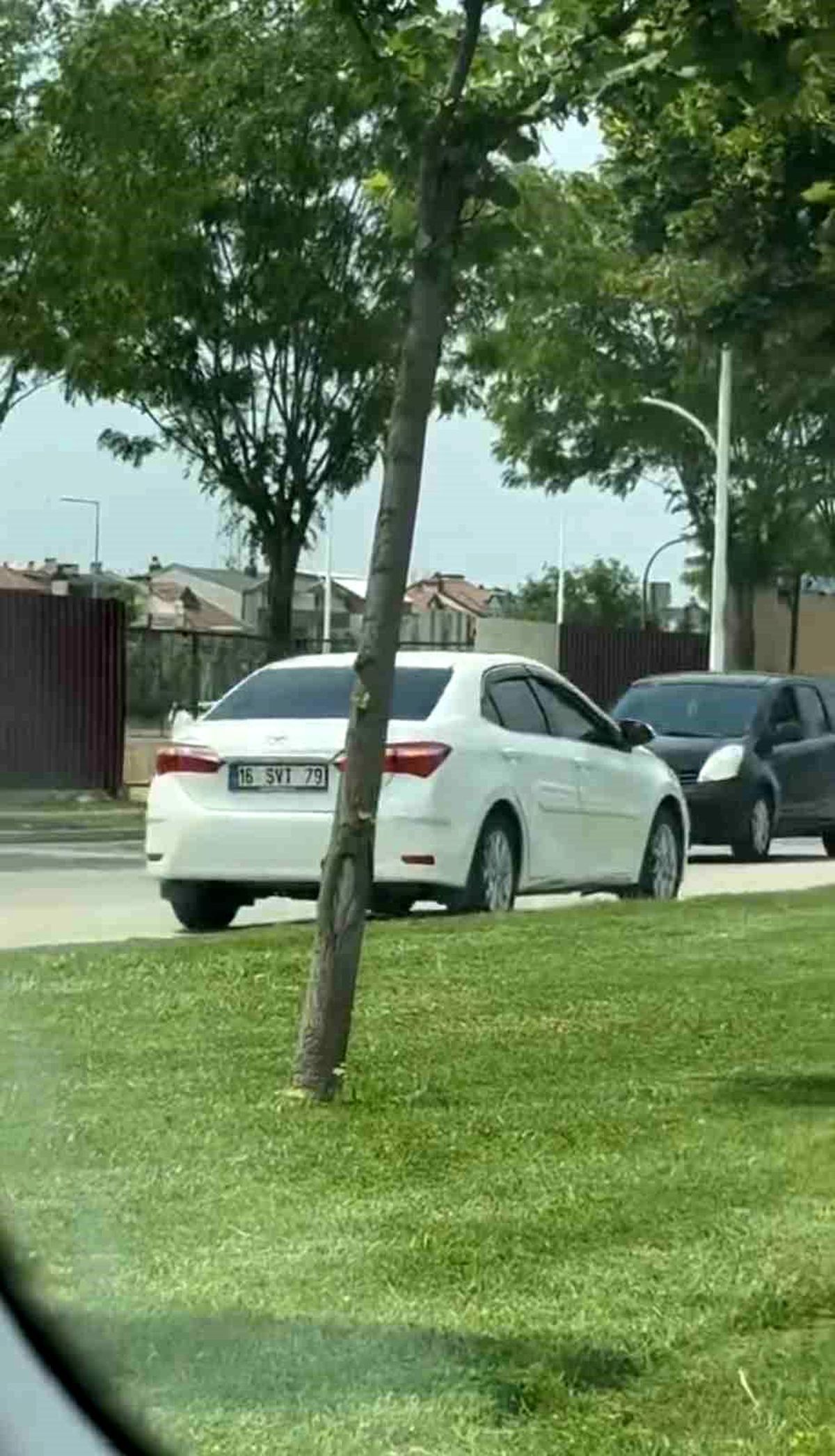 Ters şeritten giden otomobil, trafiği böyle kilitledi