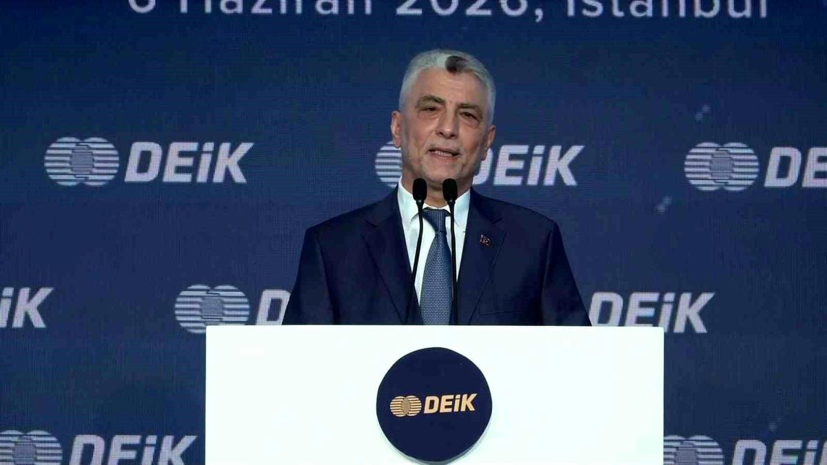 Ticaret Bakanı Ömer Bolat, Türkiye'nin ihracat rekorunu duyuruyor.