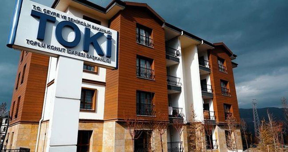 TOKİ logosu ve inşaat halinde konutları gösteren bir görsel.