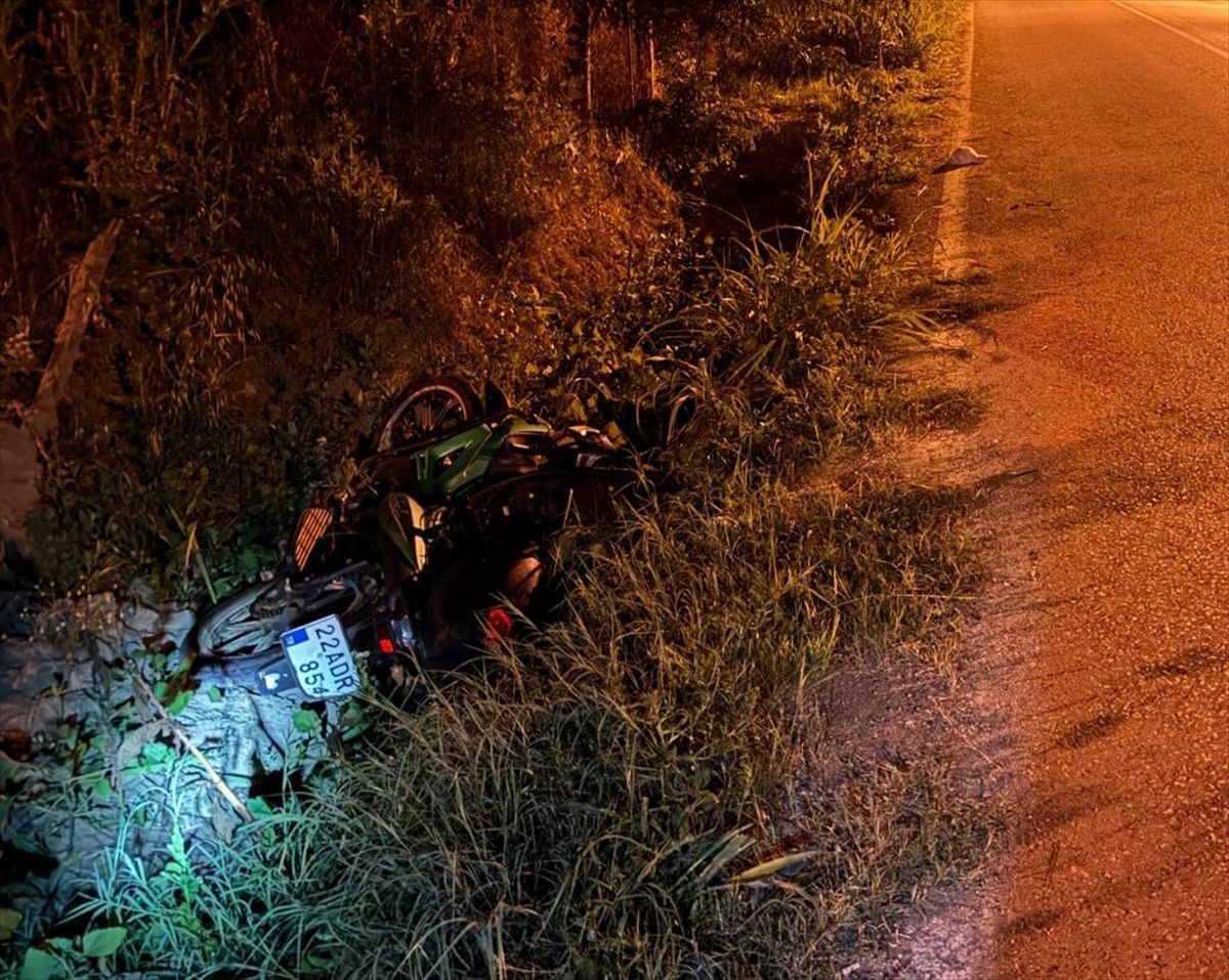 Uzunköprü'de seyir halinde devrilen motosikletin sürücüsü yaralandı