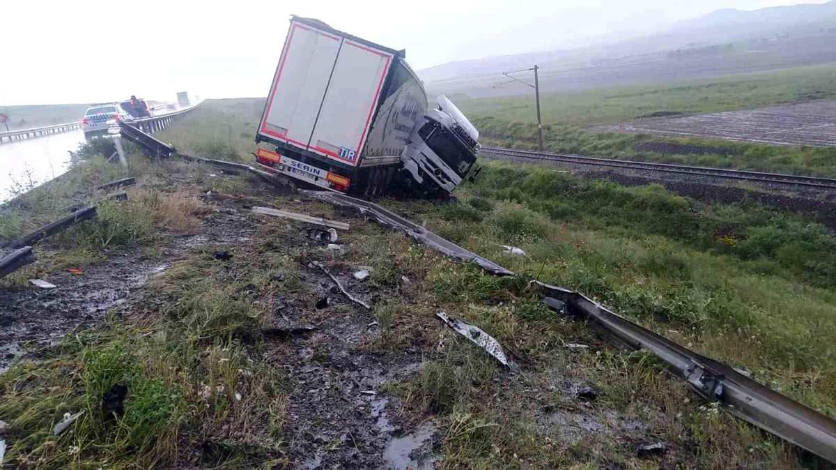 Yağmur kazaya neden oldu, sürücü yaralandı