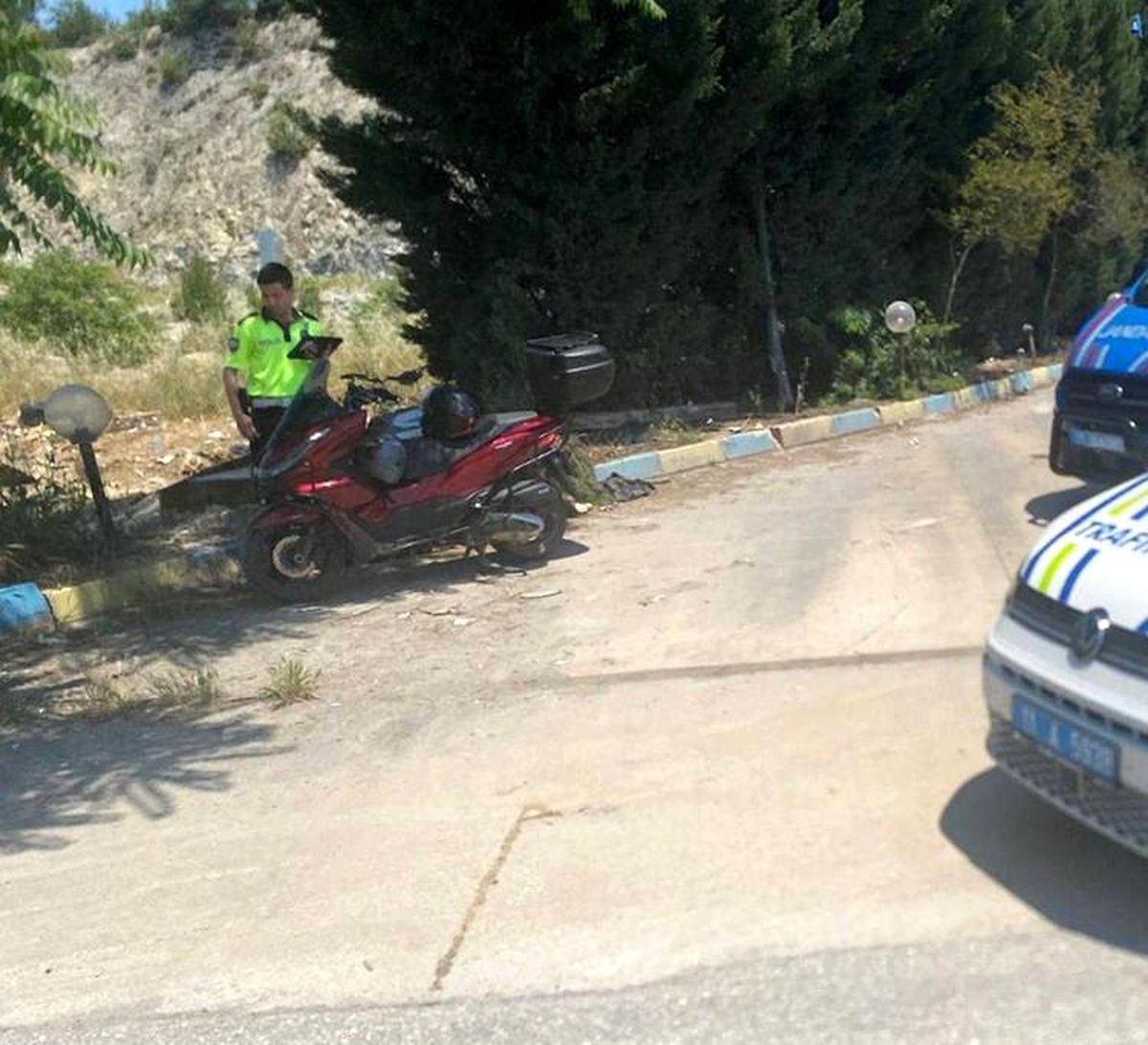 Bilecik'te bir akaryakıt istasyonu yakınlarında devrilmiş motosiklet.