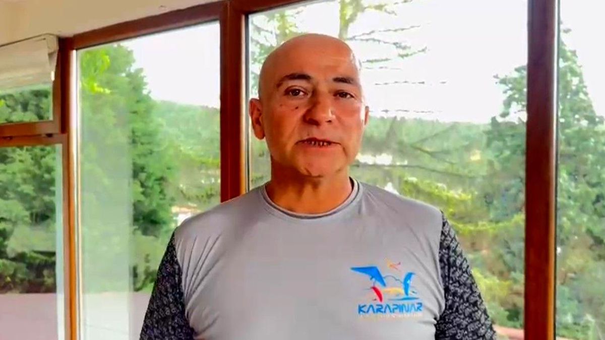 Yamaç paraşütü sporcuları gökyüzünde süzülürken