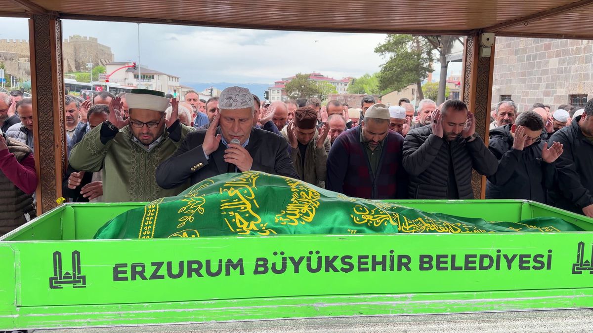 Erzurum'da ev yangını sonrası itfaiye ekiplerinin çalışması