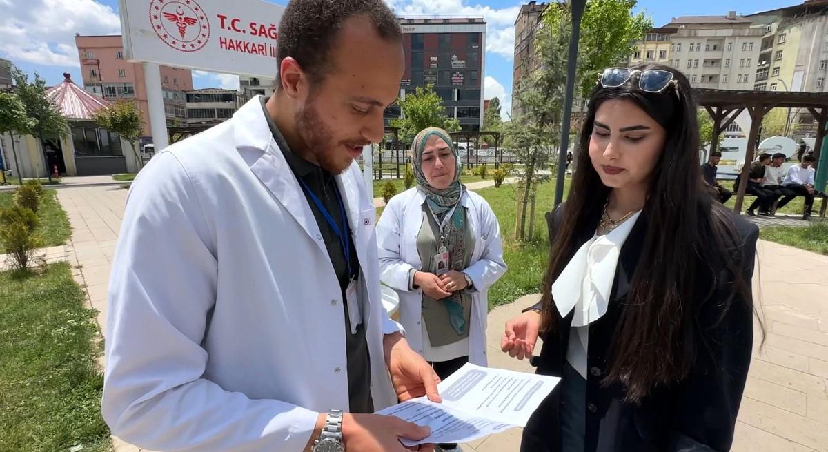 Yüksekova'da sağlık ekiplerinden 'sokakta sigarayı bırakma' seferberliği
