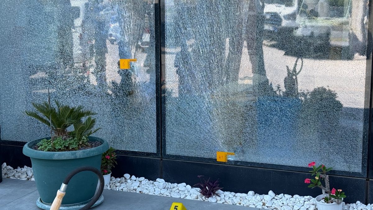 Antalya'da Otomobil Galerisine Silahlı Saldırı: Şüpheli Kaçt