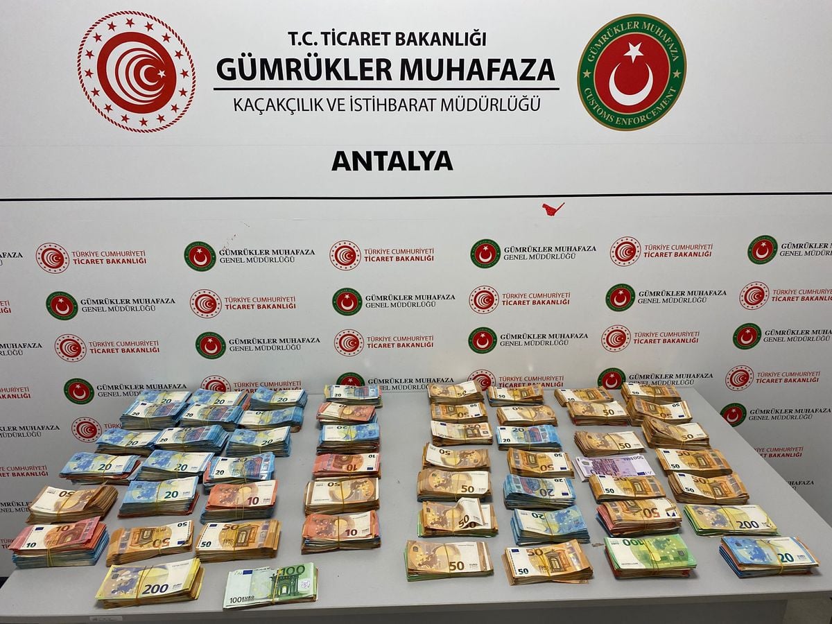 Antalya Havalimanı'nda bebek bezleri içine gizlenmiş 381 bin