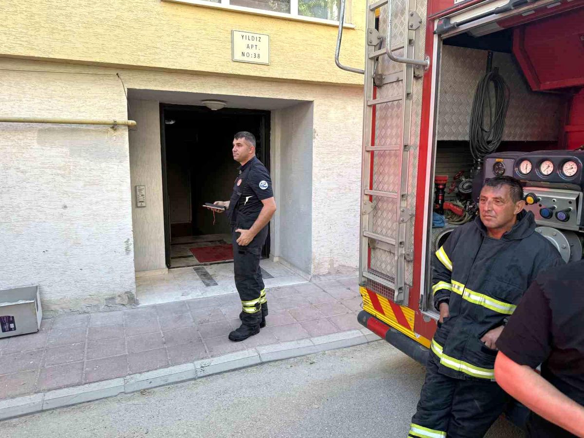 Apartman girişinde çıkan yangında 2 kişi dumandan etkilendi