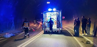 Artvin'de otomobil ile çarpışan motosikletin sürücüsü öldü, 2 kişi yaralandı