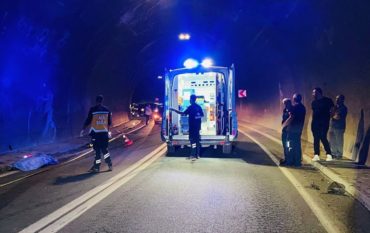 Artvin'de otomobil ile çarpışan motosikletin sürücüsü öldü, 2 kişi yaralandı