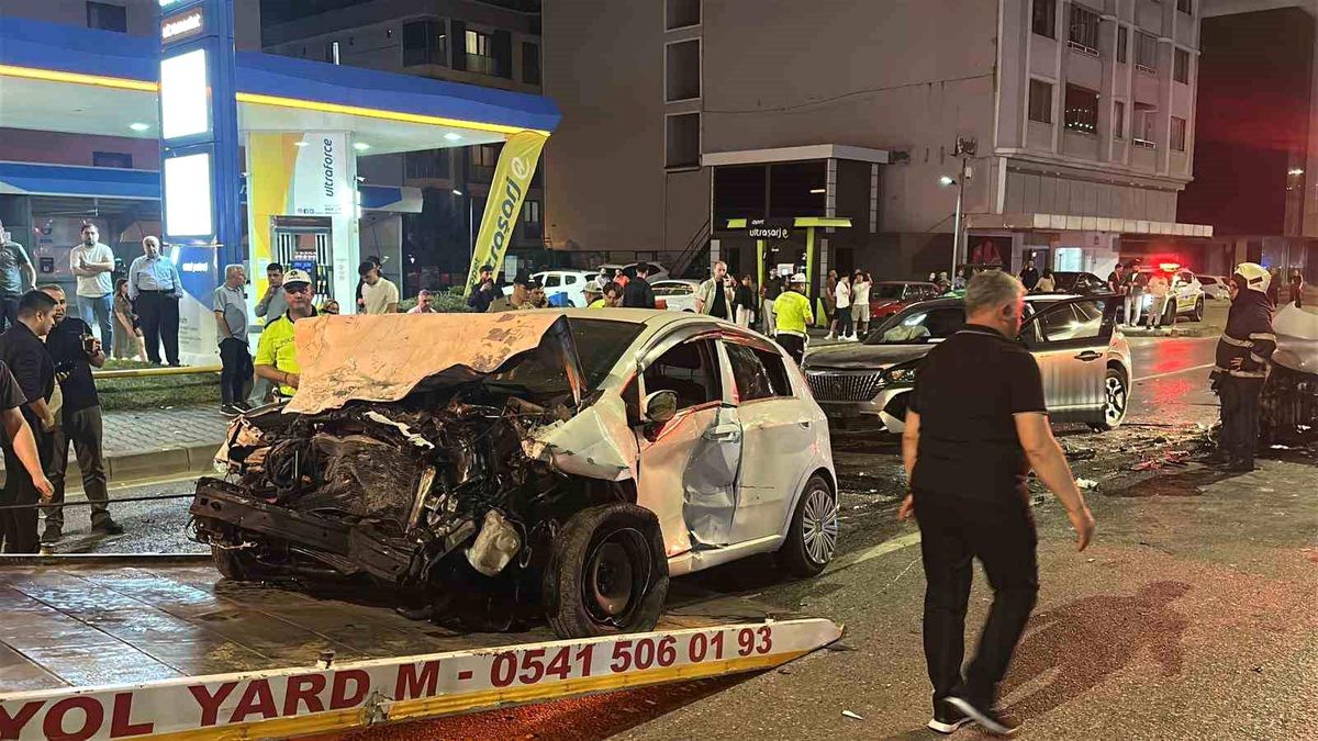 Samsun'da meydana gelen trafik kazasında araçlar hasar gördü.
