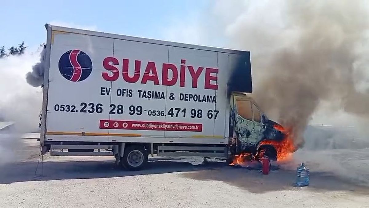 Ataşehir'de park halindeki kamyonet alev alev yandı