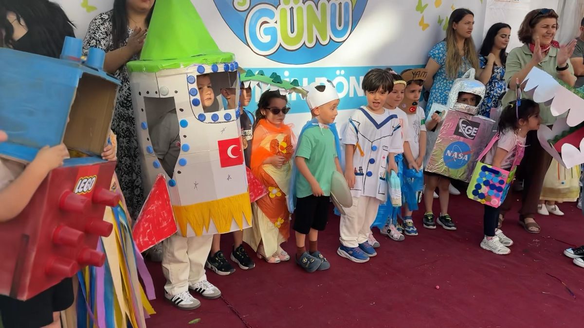 Avcılar'da Miniklerden Geri Dönüşüm Defilesi