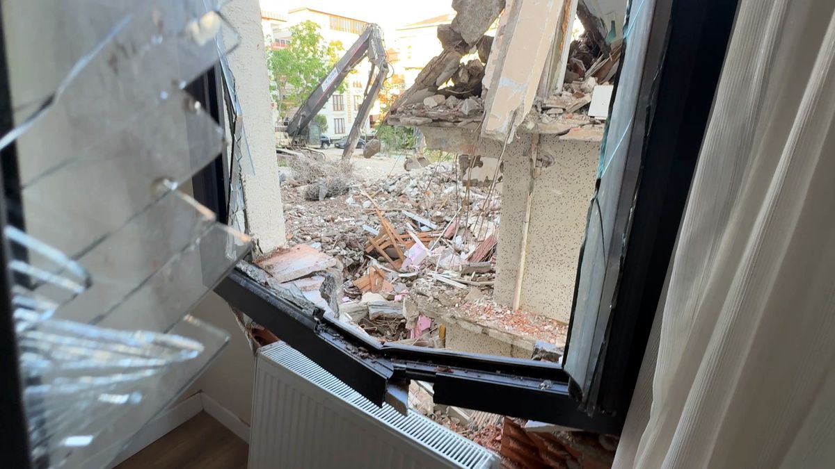 Avcılar'da yıkım sırasında beton parçaları yandaki binaya zarar verdi