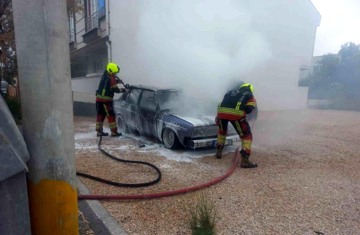 Balıkesir'de park halindeki otomobil yangını korkuttu