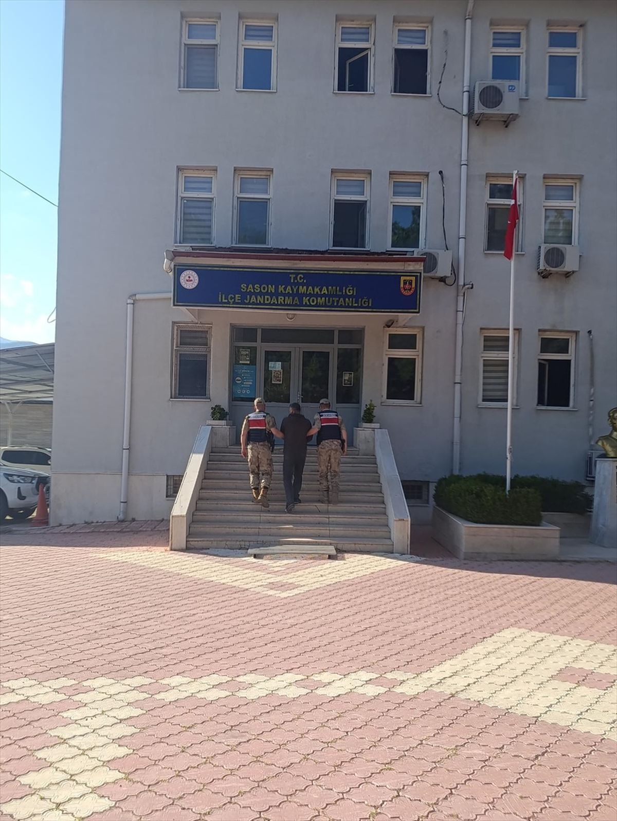 Batman'da uyuşturucu operasyonlarında yakalanan 2 zanlı tutu