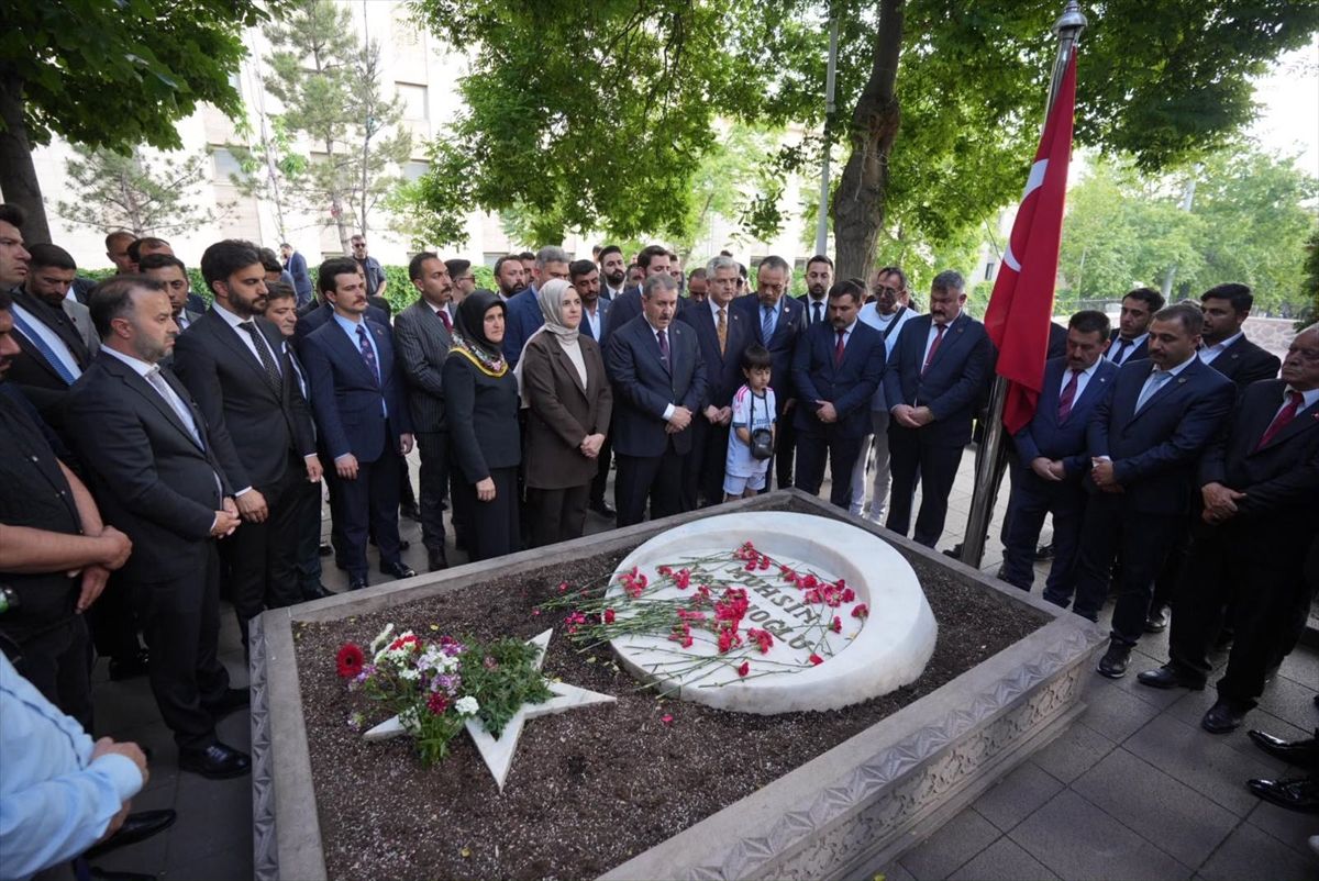Büyük Birlik Partisi Genel Başkanı Mustafa Destici, Muhsin Yazıcıoğlu'nun kabri başında dua ederken çekilmiş fotoğrafı.