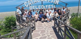 Belediye Başkanı ilçesinde buluştuğu asker arkadaşlarıyla sahilde temizlik yaptı