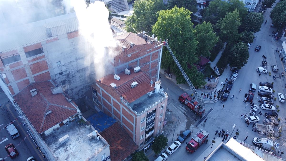 Bilecik'te bacasında yangın çıkan restoranın bulunduğu 4 kat
