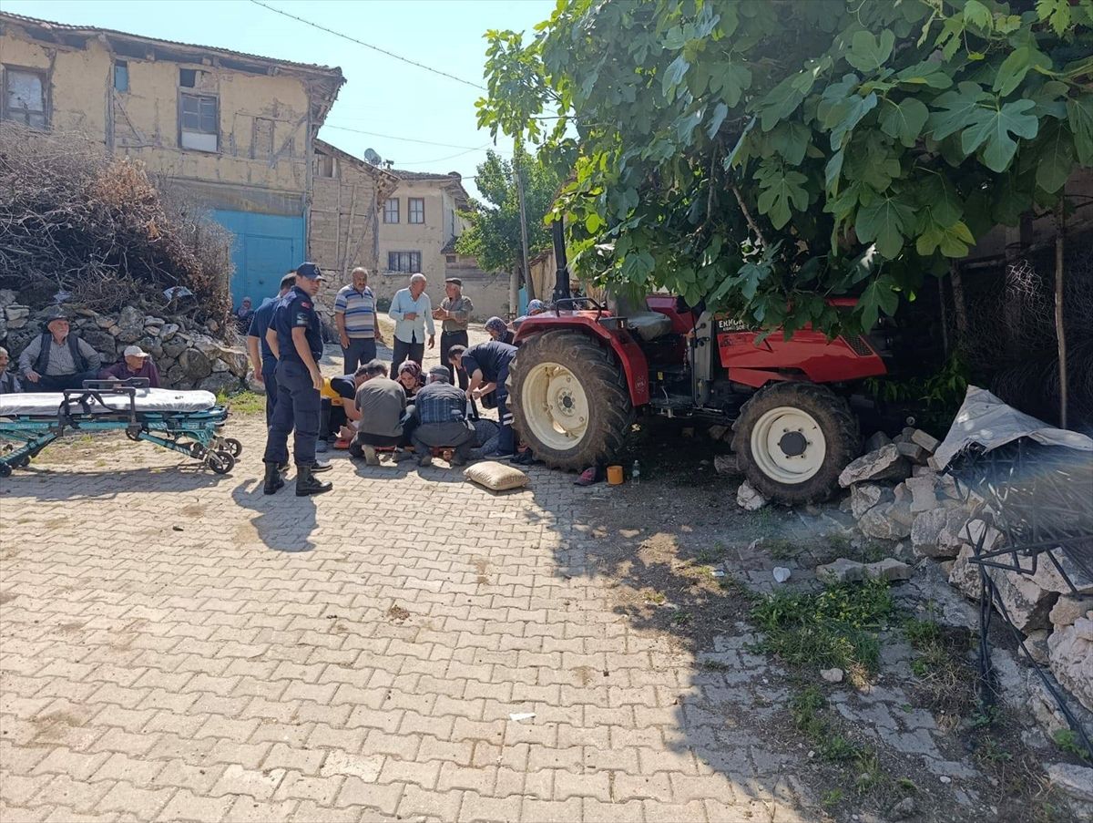Bilecik'te kullandığı traktörden düşen kişi öldü