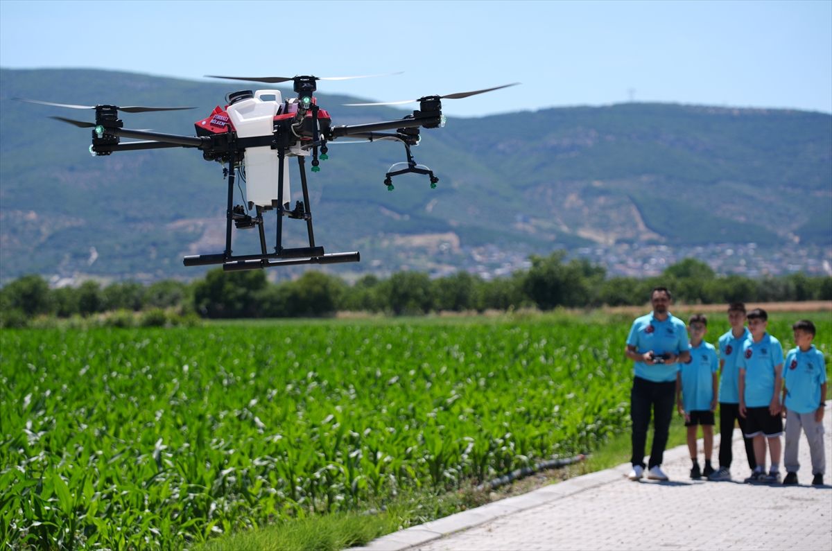 BİLSEM öğrencileri öğretmenleriyle tarımsal ilaçlama için dron tasarladı